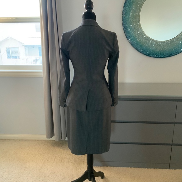 THEORY grey pinstripe full skirt and blazer suit, all season wool in size 2 - Picture 2 of 7